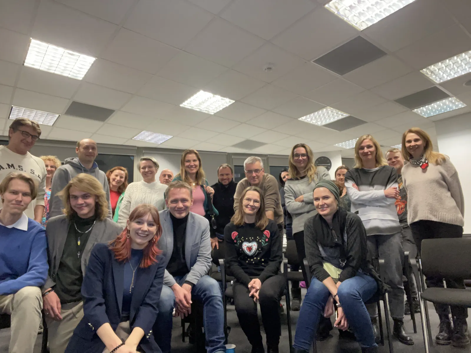 Uczestnicy jednej z pierwszych edycji warsztatów Lepiej Nie Wiedzieć z prowadzącymi
